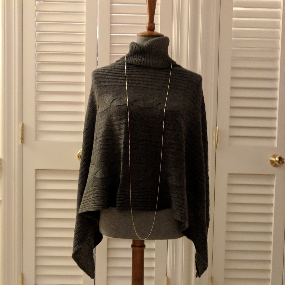 Knitted poncho / sweater